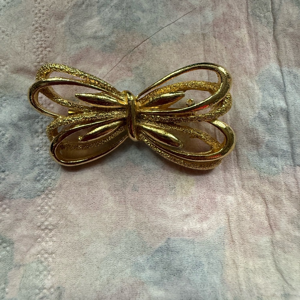 Gold Bow brooch- Elegant Women's Accessory